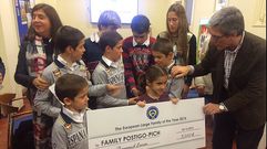 Algunos de los miembros de la familia recogiendo el galard�n.
