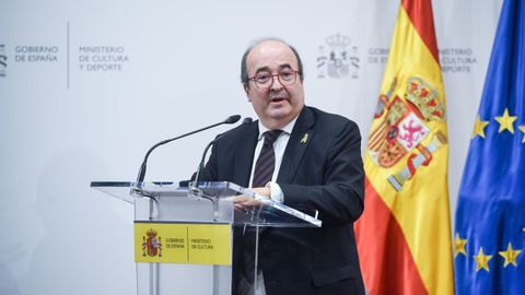 El exministro de Cultura, Miquel Iceta, interviene durante el traspaso de carteras a su sucesor, el actual titular Ernest Urtasun.