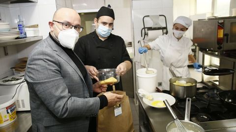 José Manuel Pereira, gerente de Las Sirenas, en la cocina que ofrecerá servicio de «take away»