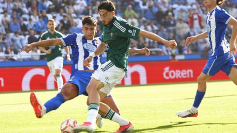 Unai Ropero, tirando a puerta ante Samu Fern�ndez (en el suelo), en el gol del Racing de Ferrol.