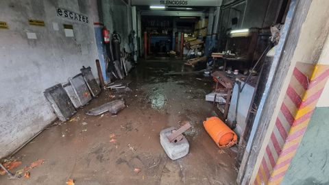 Otro de los bajos que resultaron da�ados esta madrugada por las lluvias ca�das en Pontevedra