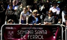 Cientos de personas siguieron los pasos por las calles del centro de la ciudad.