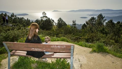 En lo alto del monte San Lois, a 363 metros de altitud, un basco custodia este balcón natural con vistas a la ría de Muros-Noia