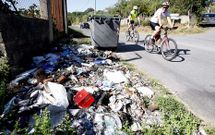 <span lang= es-es >Restos de una huelga</span>. Una imagen del s�bado que se puede ver a�n en muchos puntos. Basura y restos del contenedor quemado despu�s de m�s de tres semanas de haberse acabado la huelga de Urbaser en la zona rural de Lugo, en concreto en la parroquia de Meil�n, en Distriz. 