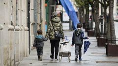 Una mujer pasea con dos ni�os, en una imagen de archivo