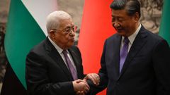 Mahmud Ab�s estrecha las manos de Xi Jinping, durante su visita a Pek�n el pasado junio.