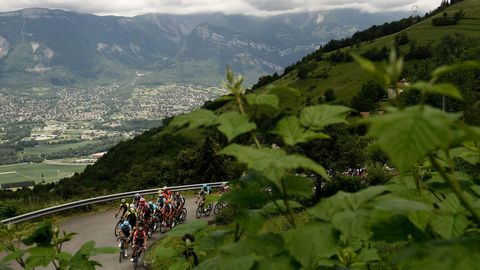 Un grupo de ciclistas ascienden un puerto cerebral entre Genoble y Valmorel, en Francia