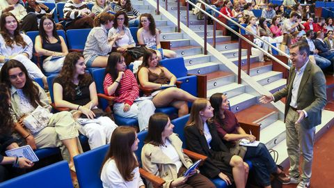 El conselleiro de Educaci�n, Rom�n Rodr�guez, recibi� este jueves en Santiago a 400 nuevos docentes de primaria.