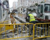 <span lang= es-es >Arreglo de una rotura de agua en Armas</span>. La reparaci�n de una canalizaci�n de agua en el tramo de la calle de la Tierra a la altura de la parada de taxis oblig� a abrir unas nueva zanjas y a trasladar los veh�culos a la otra margen. 