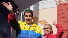 Nicols Maduro y la primera dama venezolana, Cilia Flores, saludan a sus simpatizantes durante un acto en Caracas