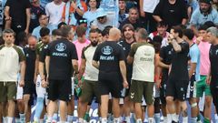 Fredi �lvarez, con sus jugadores y cuerpo t�cnico del Celta Fortuna, tras el empate ante la Ponferradina.