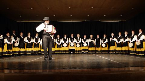 Homenaje a las amas de casa en Ribeira