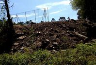 Zona donde se han vertido los escombros junto al campo de f�tbol y rugby de Bembrive.