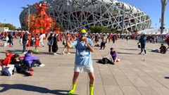 El atleta ribadense, que corre los maratones con la camiseta del Celta de Mostovoi, tras terminar la carrera en Pekn.