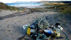 Residuos llevados por el mar a la playa de O Rostro (Fisterra)