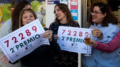 Celebraci�n en una administraci�n de La Corredoria, en Oviedo, despu�s de que se supiera que este establecimiento ha vendido parte del segundo premio de la loter�a de El Ni�o