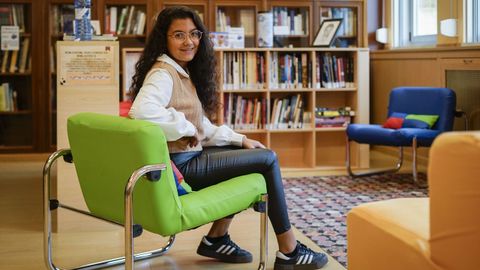Jennifer Manzano Montoya, la estudiante del IES n1 de O Carballio con el galardn Arenteira de Superacin Escolar.