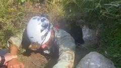 Un agente en la entrada de la cueva en la que se encontraron tres granadas