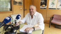 Jos&eacute; Manuel L&oacute;pez, ayer, en los estudios de Radio Voz durante el programa &laquo;Cita co Concello&raquo;