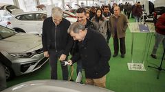 El conselleiro de Industria visita la feria de veh�culos h�bridos y el�ctricos de Ribeira