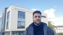 El alcalde de Foz, el socialista Francisco Cajoto, ante la residencia de mayores