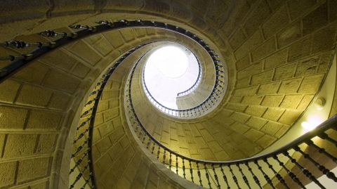 Escalera. Dicen que el gallego «nunca se sabe si sube o si baja», una apreciación muy extendida y que bien merece una buena escalera entre la colección de emojis