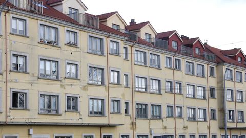 Edificio en el que se subastan 58 pisos en Ares.