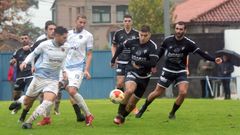Imagen de archivo del derbi entre el Boiro y el Noia disputado en Barra�a.