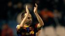Iniesta aplaude en Riazor en el partido del 2011, el primero tras el gol del Mundial.