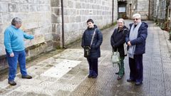 Gachi Fern&aacute;ndez junto a su marido, Helena Pousa y Miguel Gonz&aacute;lez en el atrio de la iglesia de Soutelo en Salceda de Caselas, el lugar donde estaba enterrado su t&iacute;o abuelo