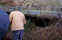 El cierre del puente, que est� muy deteriorado por las riadas, est� provocando problemas.
