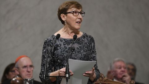 La escritora, fil�loga, catedr�tica universitaria e investigadora espa�ola Paloma D�az-Mas ingres� este domingo en la silla  i  de la Real Academia Espa�ola