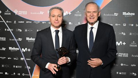Vicente Vall�s posa junto a Pedro Piqueras tras recibir el premio a mejor presentador de informativos 
