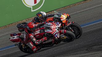 Marc M&aacute;rquez y Pedro Acosta (derecha), luchando por la primera posici&oacute;n en Tailandia.