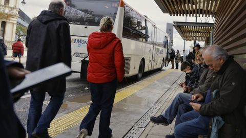 Usuarios del transporte metropolitano, en la parada de Entrejardines�durante el fin de semana