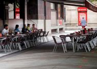 La se�alizaci�n de las terrazas se traslad� ayer desde la calle de A Baldosa a la Alameda.