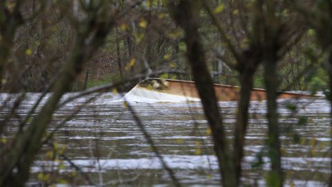 El catamarn que la Diputacin tena ammarrado en Los Robles, acaba hundido y arrastrado por la corriente hasta la presa de la Fbrica da Luz