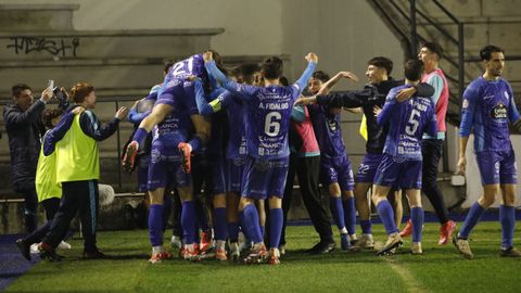 La alegra del plantel ourensano se desbord tras el gol de lex Gil