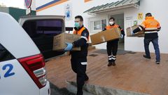 Miembros de Protecci�n Civil se encargaron del reparto del material