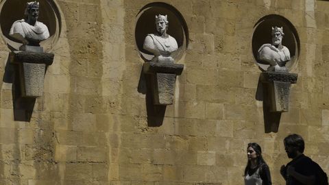 Turistas visitan el Jardn de los Reyes en la catedral de Oviedo