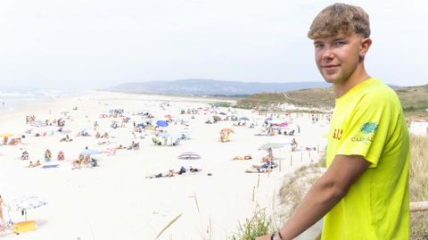 Jaime Reino es uno de los socorristas de la playa de Razo