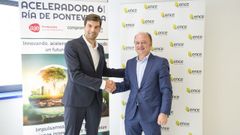 El presidente de AJE Pontevedra, Carlos Font�n, y el director territorial de Ence, Antonio Casal, en la presentaci�n este lunes de la Aceleradora R�a de Pontevedra