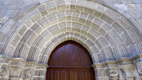 Arquivoltas y capiteles esculpidos en una puerta lateral de la iglesia de Lobios
