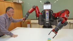 En la imagen, el profesor Richard Duro, que dar� clase en el m�ster,  en uno de los laboratorios de rob�tica de Esteiro