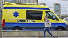 Un veh�culo de Ambulancias Civera, en el Hospital Provincial de Pontevedra