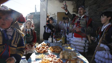 Os felos percorren Maceda.A comitiva co personaxe do entroido tradicional estn a percorrer os pobos do municipio e a Serra de San Mamede