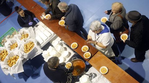 Reparto de las raciones de callos elaboradas para la fiesta naronesa.