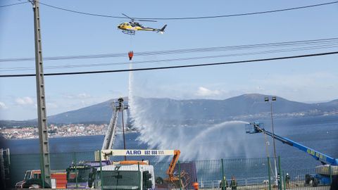 Continan los trabajos de extincin del incendio que afecta a las instalaciones de Jealsa