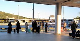 Pasajeros sin taxis en el aeropuerto de Alvedro.