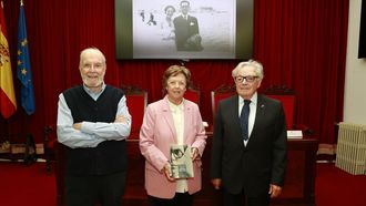 O ilustrador e caricaturista, Siro L�pez; a fil�loga e filla do homenaxeado, Teresa Garc�a-Sabell, e o presidente da Real Academia de Medicina de Galicia, Francisco Martelo, no acto de presentaci�n.